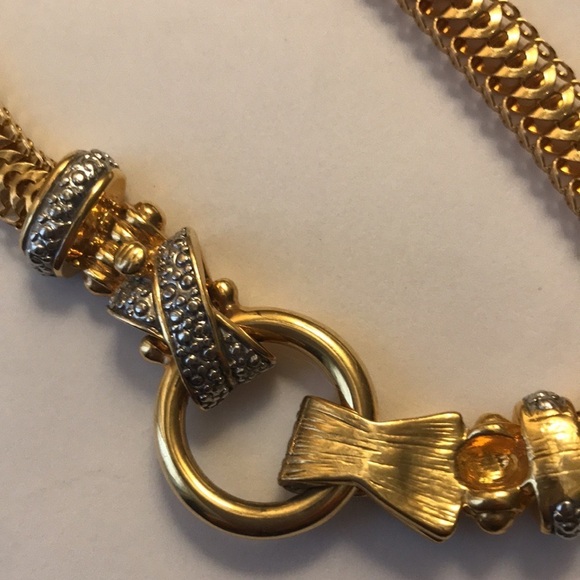 Beautiful Avon gold tone Necklace and Bracelet Set - Picture 4 of 7